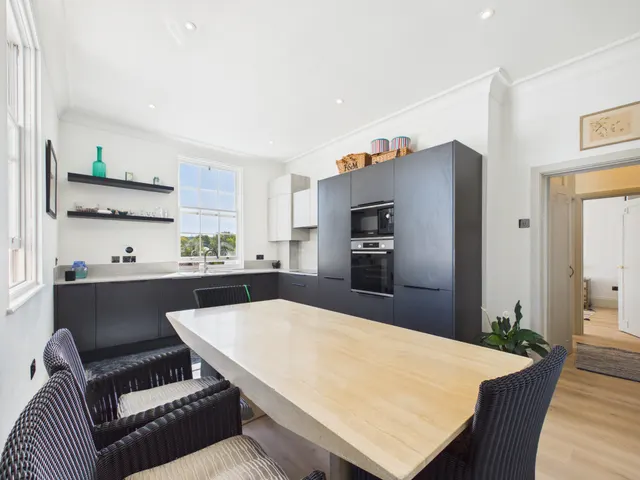 Photo 2 — Flat 7, Wyddrington House, 55 Pittville Lawn, Cheltenham, GL52 2BQ