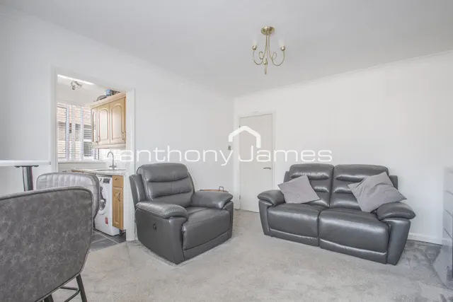 Photo 3 — Eversley Avenue, Bexleyheath, Kent, DA7