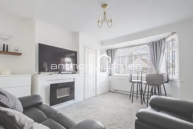 Photo 2 — Eversley Avenue, Bexleyheath, Kent, DA7