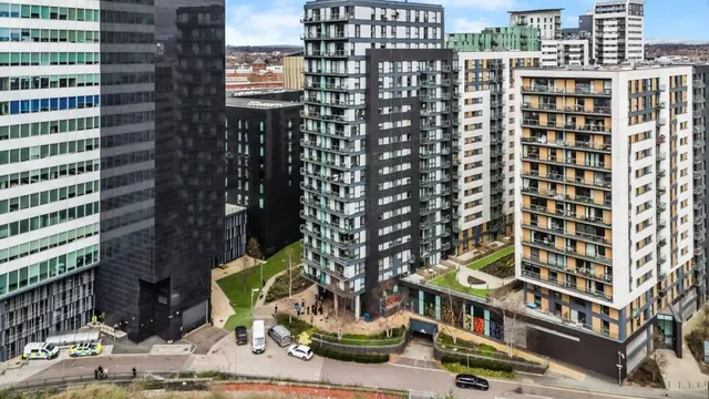New Century Park, Manchester, M4, photo 1