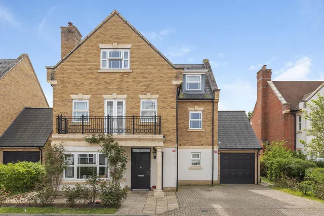 Roper Crescent, Sunbury-on-thames, TW16, photo 1