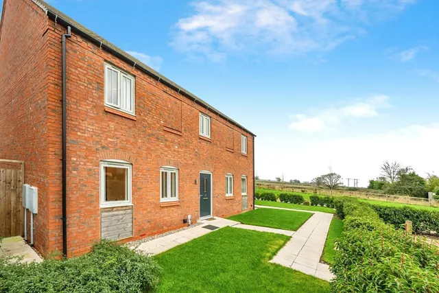 Photo 3 — Wilson Close, Newton Regis, Tamworth, Warwickshire, B79