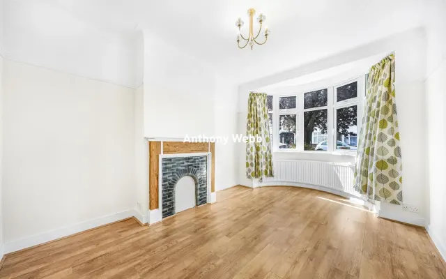 Photo 2 — Stirling Road, Wood Green, N22