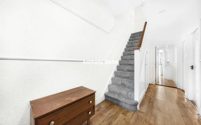 Photo 3 — Stirling Road, Wood Green, N22