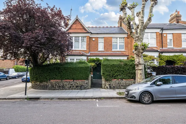 Photo 3 — Grand Avenue, Muswell Hill, London, N10