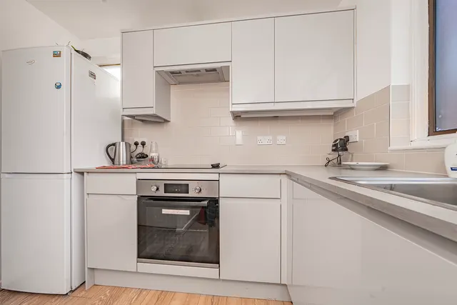 Photo 2 — Apartment for sale in Whitehall Road, Uxbridge, UB8