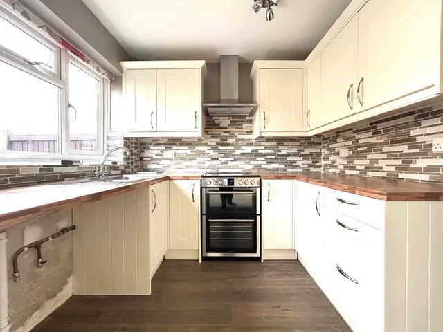 Photo 3 — VANGE, BASILDON