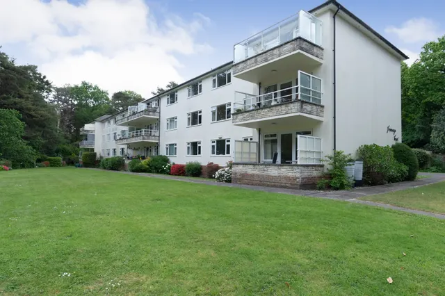 Aldridge Road, Ferndown, photo 1