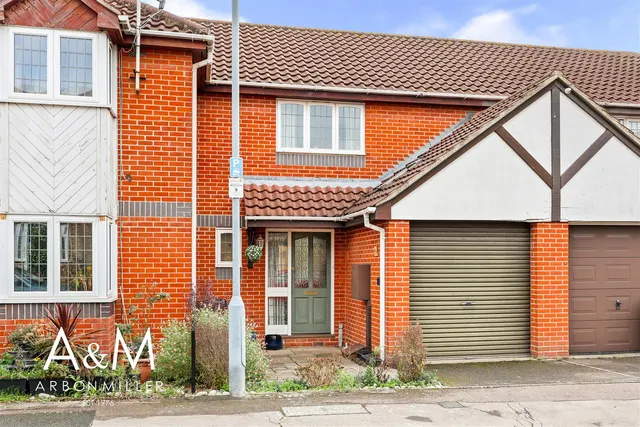 Cumberland Close, Barkingside, IG6, photo 1