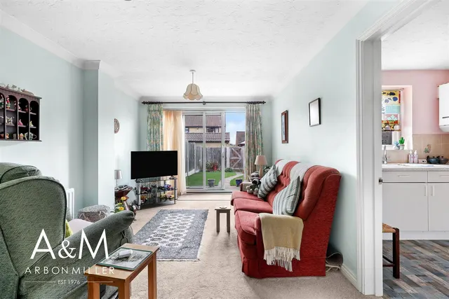 Cumberland Close, Barkingside, IG6, photo 2