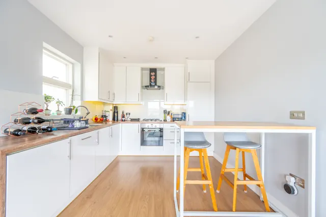 Photo 3 — Flat 5, Harrowdene Road, Wembley