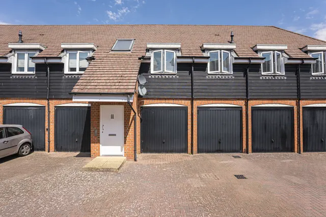 Pulborough, RH20 1FS, photo 1