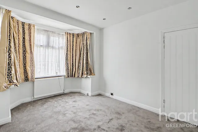 Westbury Avenue, Southall, UB1, photo 2