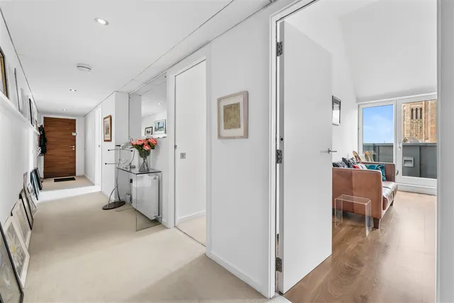 Photo 2 — 5/8 Park House 10 Park Circus Place, Park, G3 6AN