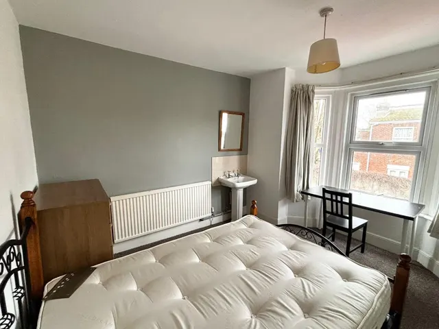Photo 3 — 71 Shirley Park Road, Southampton, SO16 4FW