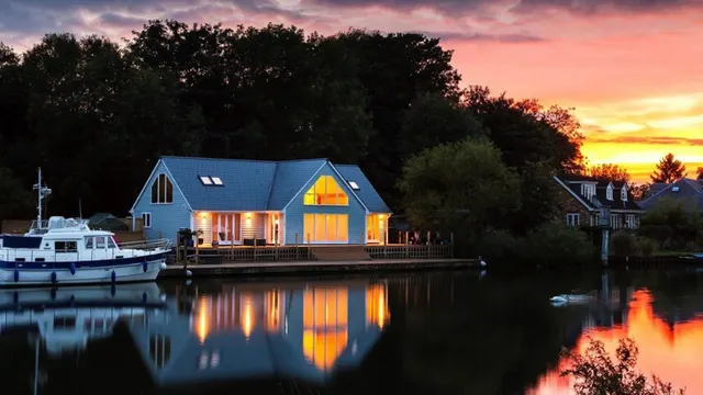 Riverside, Staines upon Thames, TW18, photo 1