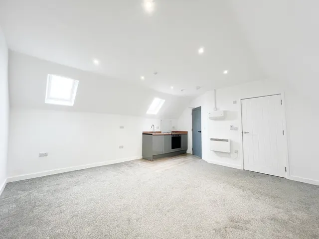 CRICKLADE ROAD, photo 1
