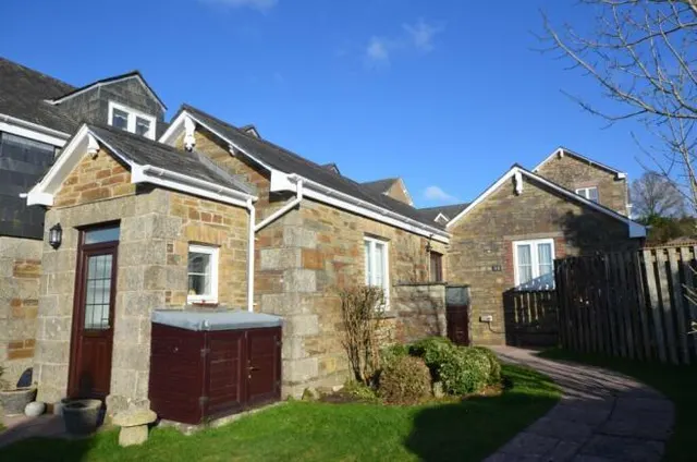 Castle Hill Court, PL31, photo 1