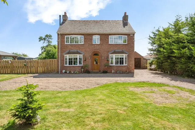 Sandtoft Road, Thorne, Doncaster, photo 1