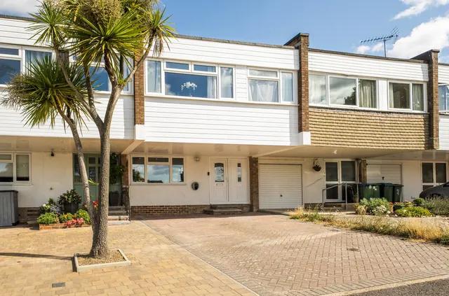 Pulborough, RH20 2DG, photo 1