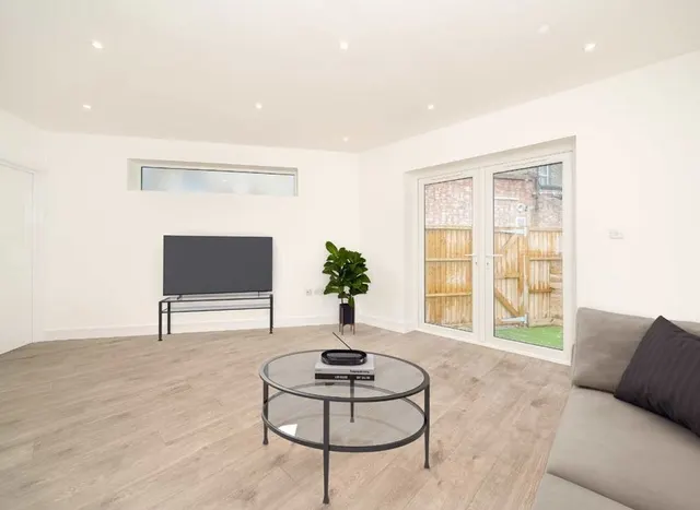 Berrymead Gardens, Acton, W3, photo 1