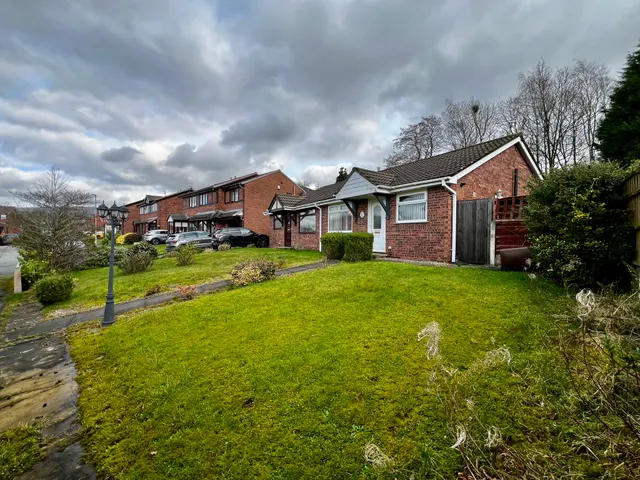 Dovestone Crescent, Dukinfield, SK16, photo 1