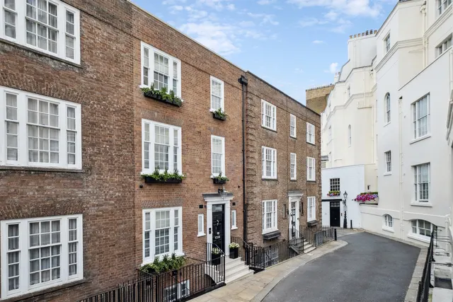 Wilton Row, Knightsbridge, London, photo 1