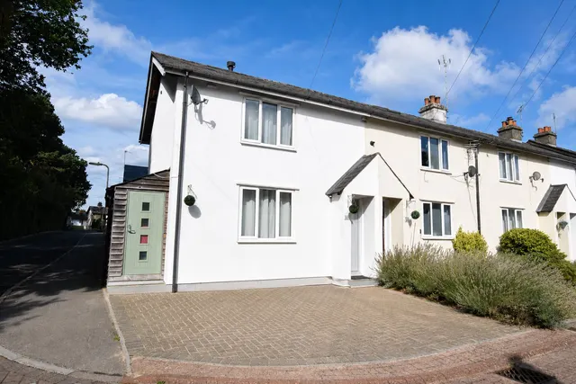 Pinehurst Avenue, Farnborough, Hampshire, GU14 7LL, photo 1