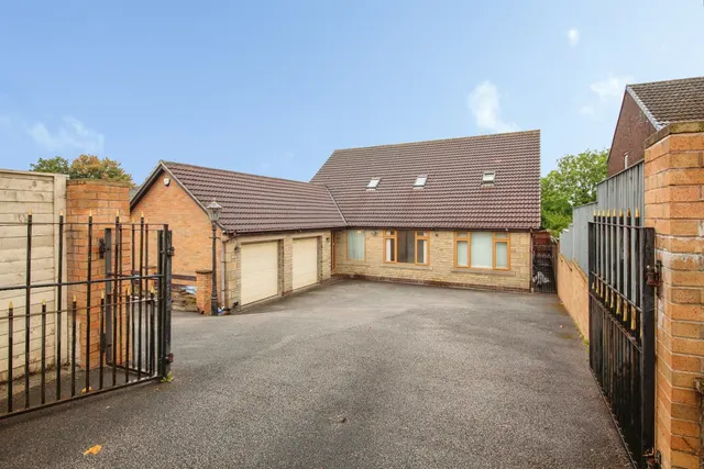 Rotherham Road, Barnsley, S71, photo 1