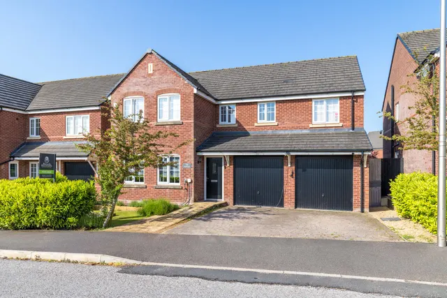 Fairway, Standish, WN6, photo 1