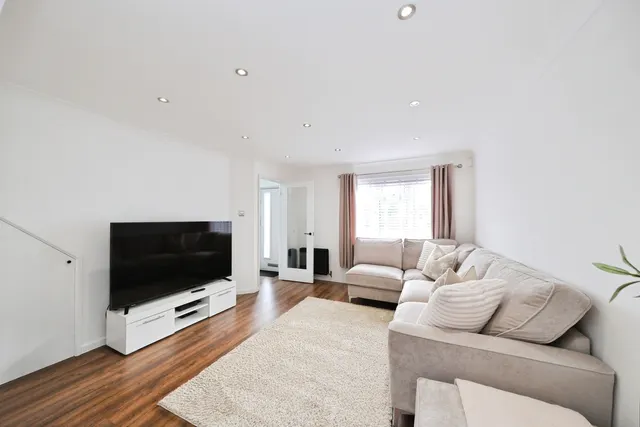 Japonica Drive, Nottingham, NG6, photo 2