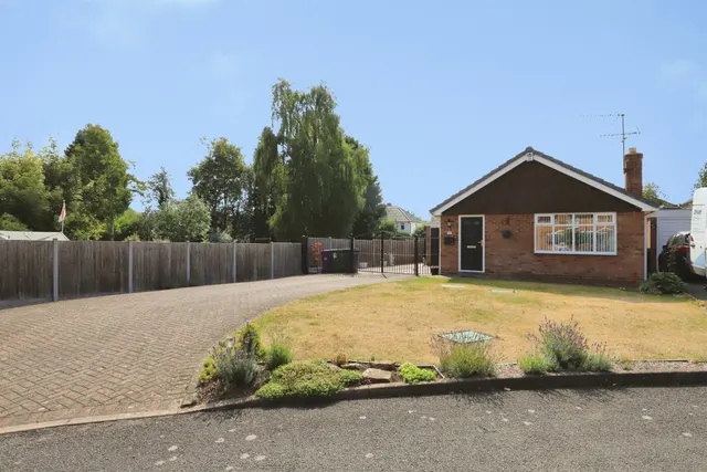 Warstones Crescent, Penn, Wolverhampton, photo 1