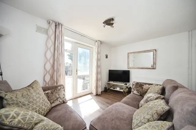 Branton Close, Luton, LU2, photo 2