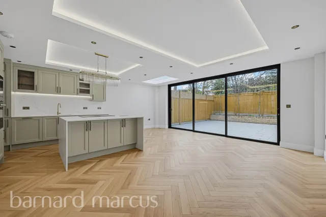 Winston Close, London, SW20, photo 1