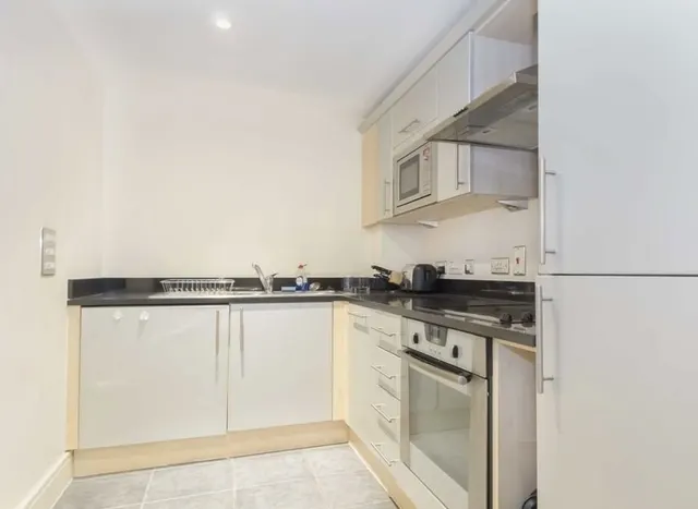 Photo 3 — Chiswick High Road, Chiswick, W4