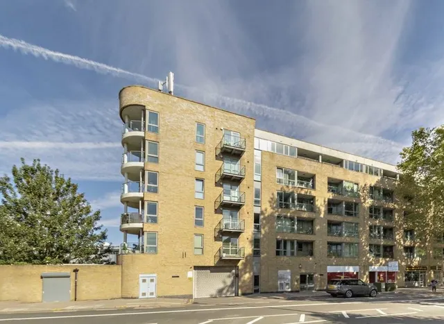 Chiswick High Road, Chiswick, W4, photo 1