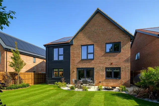 with 5 bedrooms in London Road, Newport, CB11, photo 1