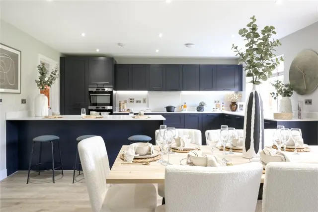 with 5 bedrooms in London Road, Newport, CB11, photo 3