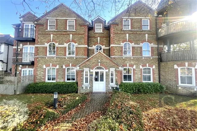 2 bedroom flat, Station Road, Loughton, IG10