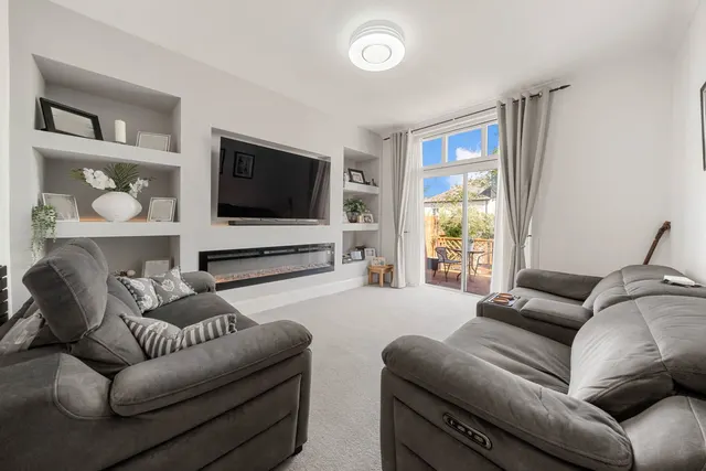 Photo 2 — 10 Alexandra Road, Lindley, HD3 3DP