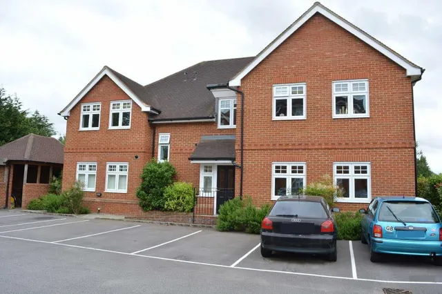 Clements Mead, Leatherhead, Surrey, KT22 7FN, photo 1