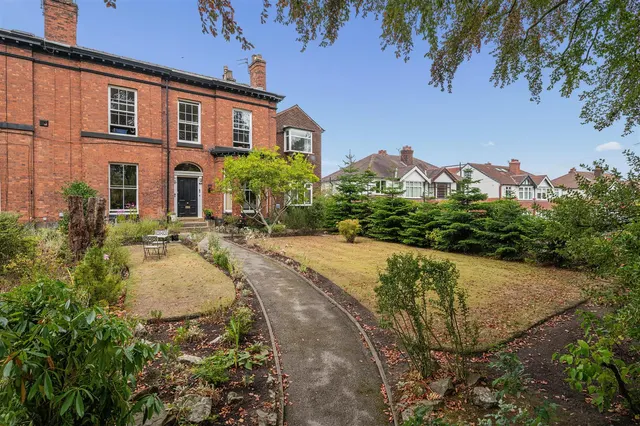 3 bedroom flat, Stockport Road, Timperley, WA15