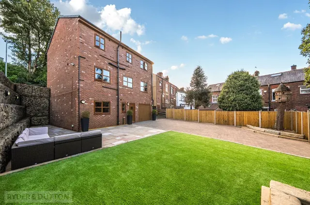 Low Crompton Road, Royton, OL2, photo 2