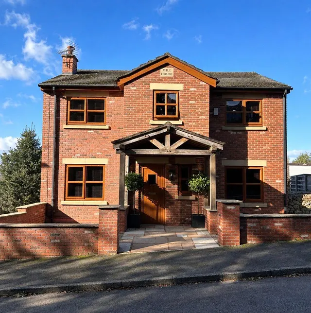 Low Crompton Road, Royton, OL2, photo 1