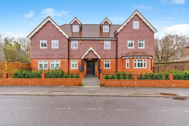 Oakhurst, East Grinstead, photo 1