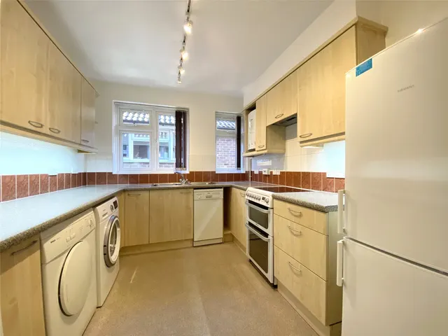 St Pauls Road West, RH4, photo 3