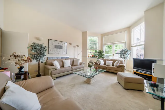 Photo 2 — 2 Thurlow Court, 122 Thurlow Park Road, London
