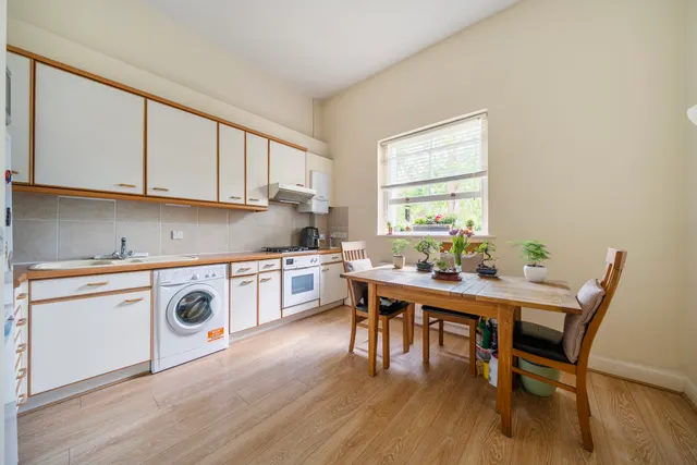 Photo 3 — 2 Thurlow Court, 122 Thurlow Park Road, London