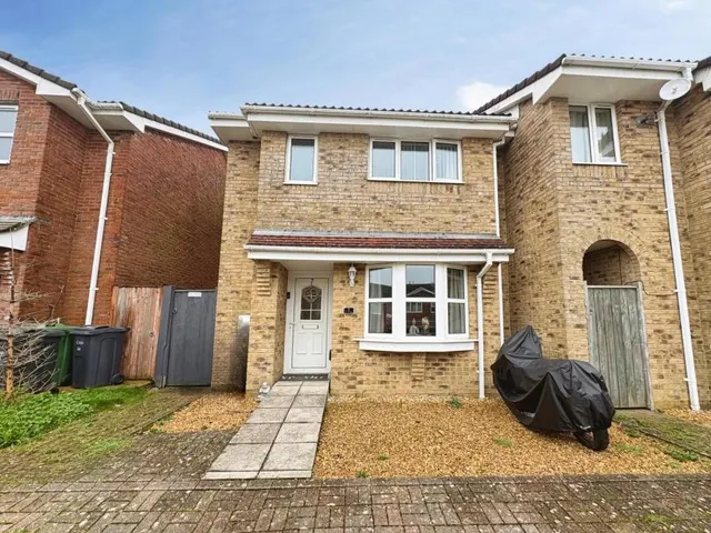 The Meadow, East Cowes, PO32, photo 1