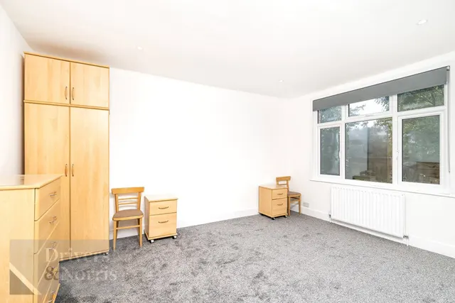 Hutton Grove, North Finchley, photo 3